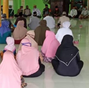 Ibadah Di Masjid ,Satgas TMMD 110 Putussibau  Berikan Contoh Ke Warga
