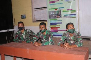 Pastikan Dusun Tintin Kemantan Aman, Personil Satgas TMMD Ke 110 Kodim 1206/PSB Laksanakan Jaga Malam