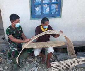 Dukung Industri Kreatif, Satgas TMMD 110/ Kodim 1206/PSB Belajar Kerajinan Rotan