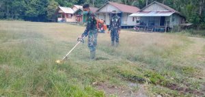 Hidupkan Sarana Olah Raga, Satgas TMMD 110 Bersihkan Lapangan Bola Kaki Yang Lama Tak Terpakai