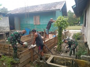 Rumah Warga Miring ,Satgas TMMD 110 Putussibau Adukkan Semen