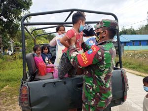Angkat Anak Kecil ,Satgas TMMD 110 Putussibau