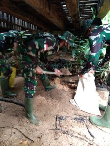 Sekop  Satgas TMMD 110 Putussibau Semangat Ramadhan