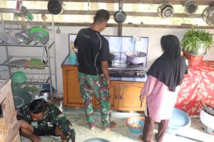 Keakraban Anggota Satgas TMMD Kodim 1206/PSB Bantu Masak Bersama Ibu Ibu