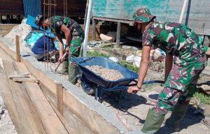 Satgas TMMD Kodim 1206/PSB, Bantu Warga Angkut Material Bangunan Rumah Warga