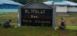 Bersama Warga, Satuan Tugas TMMD 110 Kodim 1206/PSB Karya Bakti Cat Masjid Al – Ikhlas.