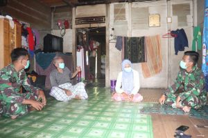 Komsos di Sela-Sela Istirahat Kegiatan, Anggota Satgas TMMD dan Warga Bercengkrama di Lokasi Sasaran Fisik