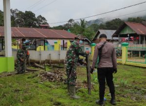 Satgas TMMD 110 Kodim 1206/PSB Pasang Tiang Pondasi Tempat Wudhu