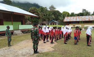 Tanamkan Disiplin Sejak Dini, Satgas TMMD ke 110 Kodim 1206/PSB Latih PBB