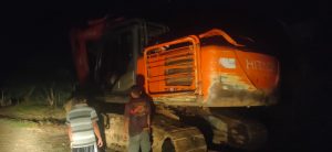 Personil Satgas TMMD 110 Kodim 1206/PSB Bergiliran Jaga Alat Berat