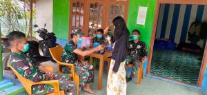 Sambil Tebar Senyuman, Remaja Putri Tuangkan Kopi ke Gelas Personil Satgas TMMD Ke 110 Kodim 1206/PSB