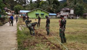 Jaga Kebersihan Desa, Satgas TMMD Lakukan Pembersihan Lingkungan Sekolah SDN Suka Ramai
