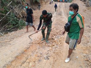 Satgas TMMD Kodim 1206/PSB Ajak Warga Tutupi Jalan Berlobang