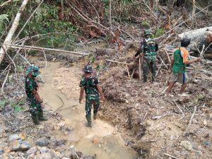 Satgas TMMD Kodim 1206/PSB Bersama Warga Bersihkan Gorong Gorong