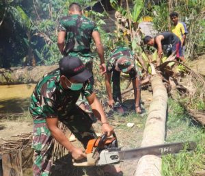 Anggota Satgas TMMD 110 /Putussibau Tunjukan Kemahirannya Dalam Memainkan Mesin Pemotong Kayu
