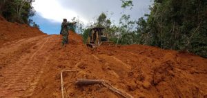 Taklukan Bukit, Satgas TMMD 110 Kodim 1206/PSB Gunakan Excavator dan Buldoser