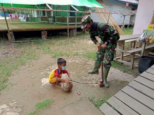 Tambah Angin,Satgas TMMD 110 Putussibau Tolong Anak