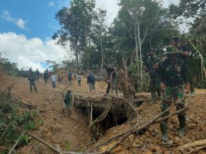 Masyarakat Terjun ,Satgas TMMD 110 Putussibau Rapikan Jembatan Penghubung