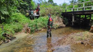 Wujud Cinta Rakyat Satgas TMMD 110 Putussibau Kumpulkan Material Batu