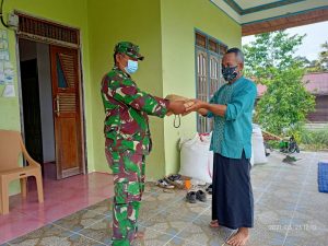 Terima Bingkisan ,Satgas TMMD 110 Putussibau  Tali Asih Kepsek