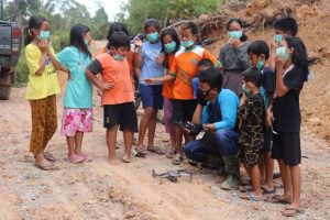 Tim Penerangan Kodim 1206/PSB Menjadi Hiburan Tersendiri Bagi Anak-Anak Pada Kegiatan TMMD 110