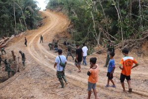Antusias Warga Menikmati Jalan Baru Program TMMD Ke 110 Kodim 1206/PSB