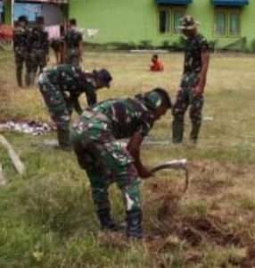 Lapangan Bola Becek ,Satgas TMMD 110 Putussibau Galikan Parit