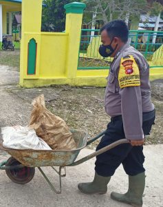 TNI- POLRI Satgas TMMD 110 Putussibau Timbun Jalan Masjid