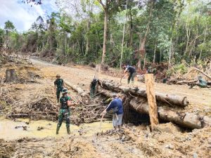 Air Sumbat,Satgas TMMD 110 Putussibau Ajak Warga Buat Saluran
