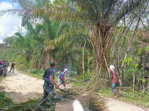 Masyarakat  Terbangun Satgas  TMMD Ke 110 Putussibau   Gotong Royong