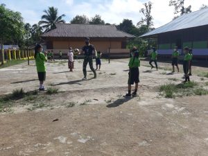 Anggota Satgas TMMD Ini Menyempatkan Diri Bermain Bersama Anak-anak, Tujuannya Untuk Menghibur Hati