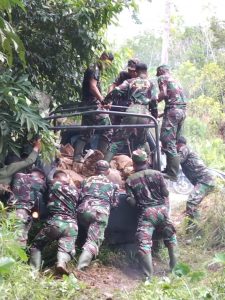 Demi Kelancaran  Satgas TMMD 110 Putussibau Dorong Mobil Pengangkut Material