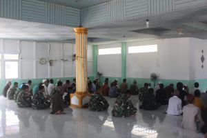 Berbaur Bersama Warga, Satgas TMMD Ke 110 Ibadah Sholat Jumat Bersama.