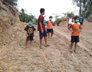 Antusiasme anak melihat pekerjaan TMMD Kodim 1206/PSB