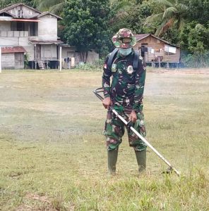 Bersihkan Lapangan Bola Satgas TMMD Kodim 1206/PSB