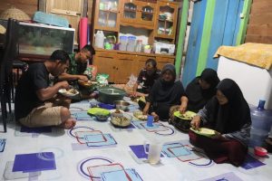 Berbaur Makan Bersama Pak Kadus Anggota Satgas TMMD Kodim 1206/PSB