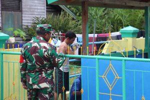 Dandim 1206/Psb Melihat Satgas TMMD Dan warga Melakukan Pengecatan Tempat Wudhu