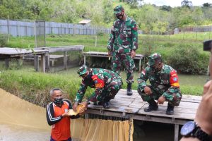 Dansatgas TMMD Ke 110 Melihat Bagaimana Cara Membudidayakan Arwana