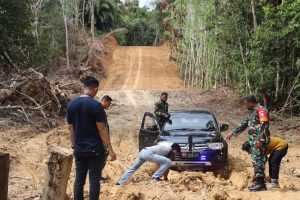 Perjuangan Dandim 1206/Psb Saat Menunu Ke Lokasi TMMD