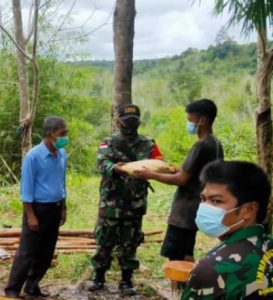 Berikan Motivasi, Satgas TMMD Kodim 1206/Psb Serahkan Bingkisan Karang Ke Taruna