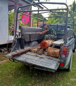 Tolong Warga ,Satgas TMMD 110  Kodim Putussibau Angkutkan Kayu
