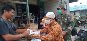 Peduli Covid-19, Satgas TMMD Ke-110 Bersama Kades Bagikan Masker