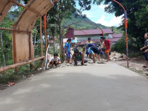 Satgas TMMD Bantu Masyarakat Melakukan Pengecoran Jalan Menuju Bukit Manggis