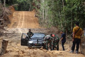 Lalui Medan Yang Sulit Dan Penuh Perjuangan, Dansatgas TMMD Ke 110 Kodim 1206/PSB Cek Progres Pembukaan Jalan