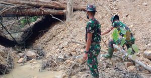 Membersihkan Saluran Air di Sasaran Utama Satgas TMMD Kodim 1206/PSB