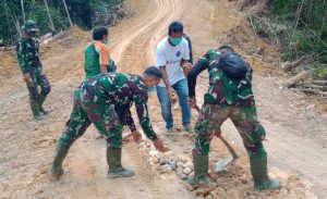 Kekompakan TNI dan Warga di Lokasi TMMD Ke-110 Kodim 1206/PSB.