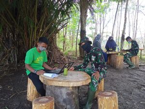 Wisata Urban ,Satgas TMMD 110 Putussibau Ajarkan Anak Sekolah Kerjakan Tugas