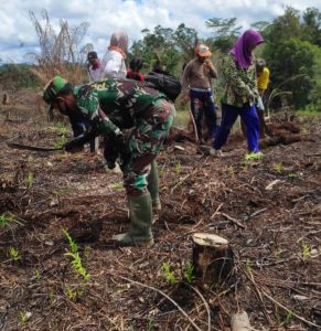 Jelang Penutupan Satgas TMMD 110 Tetap Bantu Bersihkan Lokasi Ponpers