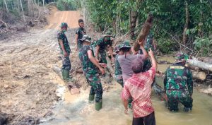 Satgas TMMD Kodim 1206/PSB Bersama Warga Angkat Kayu Di Lokasi.