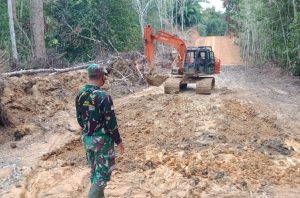 Finishing, Penimbunan Jalan Berlumpur Oleh Satgas TMMD 110 Kodim 1206/PSB